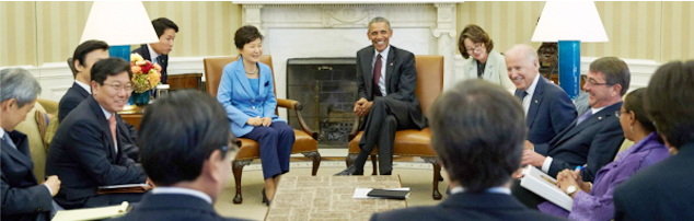 박근혜 대통령과 아베 신조 일본 총리, 리커창 중국 총리가 1일 오후 청와대 춘추관에서 공동기자회견을 하고 있다.