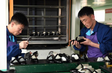 '북한 원산구두공장에서 일하고 있는 북한 노동자들