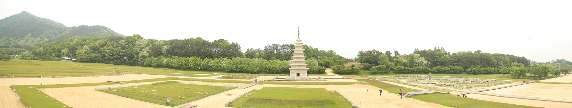 고증을 바탕으로 복원된 동탑