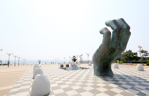 마주보는 ‘상생의 손’과 호미곶 광장의 전경