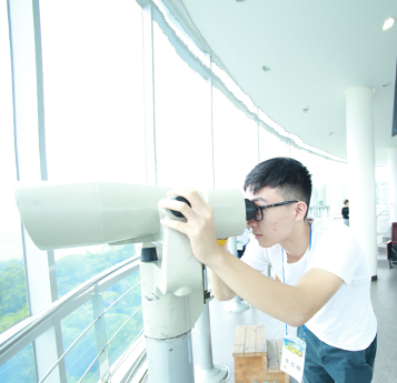강화평화전망대 망원경으로 북한 마을을 바라보는 학생들