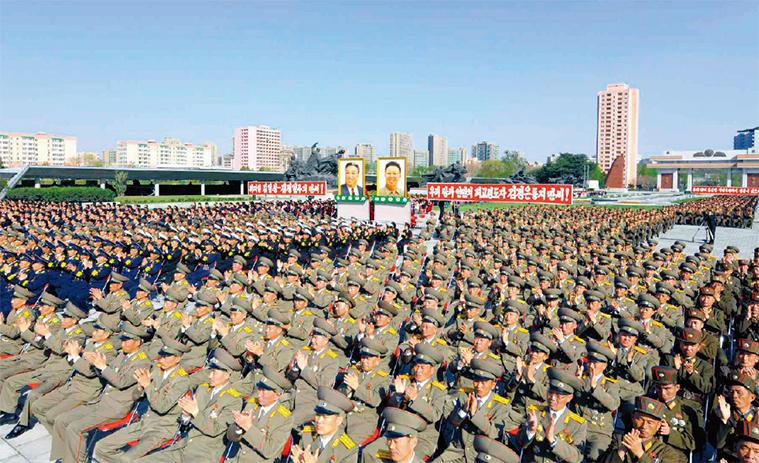 조선인민군 창건 경축 중앙보고대회에 참석한 북한 군인들. 