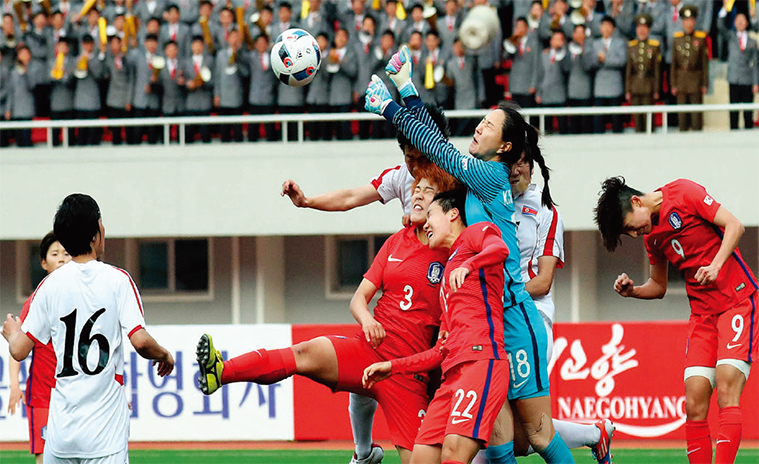 평양에서 열린 여자축구 남북 대결.