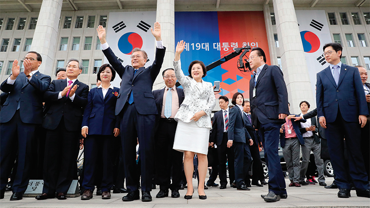 5월 10일 국회에서 열린 대통령 취임식 후 식장을 나서는 문재인 대통령 부부.