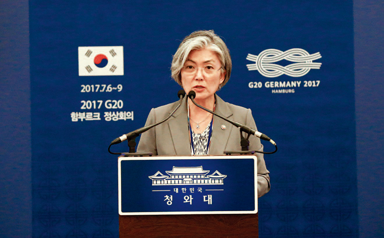 강경화 외교부 장관이 G20 정상회의 성과를 브리핑하고 있다.