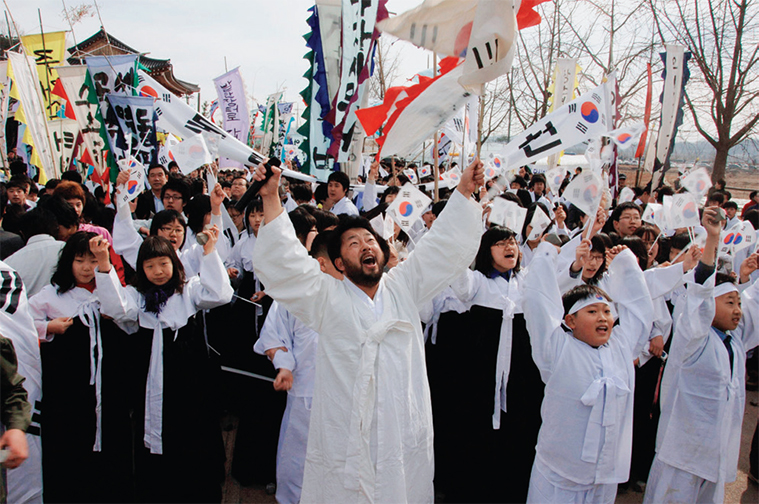 3·1만세운동을 재현하는 행사를 하는 제암리 주민들.