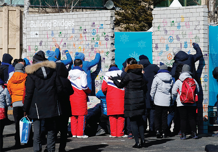 평창선수촌에서 열린 평창올림픽 휴전벽 제막식에서 원길우 북한 선수단장을 비롯한 선수단이 서명하고 있다.