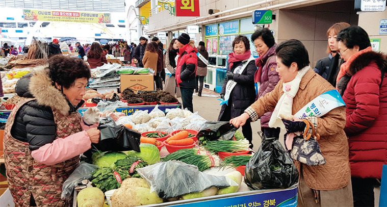 전통시장에서 평창 홍보를 진행한 성주군협의회.