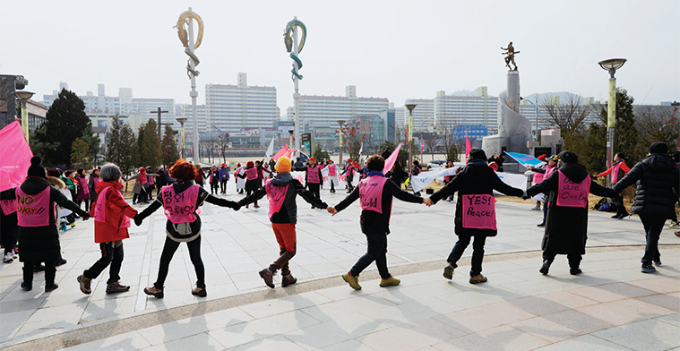 민주평통 강원지역회의와 여성분과위원회는 여성평화걷기조직위원회와 공동으로 1월 15일부터 19일까지 강원도 평창을 시작으로 고성 DMZ까지‘2018 평화평창 여성평화걷기’대회를 개최했다.