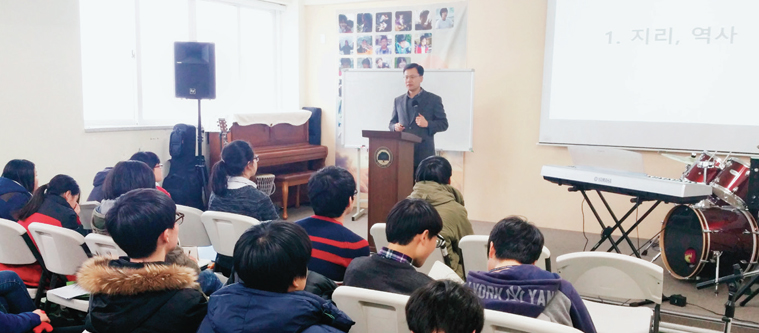 청소년을 대상으로 평화통일에 대해 강연하는 배기찬 고문.