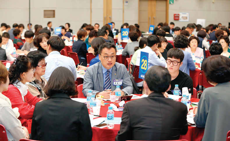 5월 23일 김대중컨벤션센터에서 열린 광주 평화통일 원탁회의에 참가한시민들이 열띤 토론을 펼치고 있다.