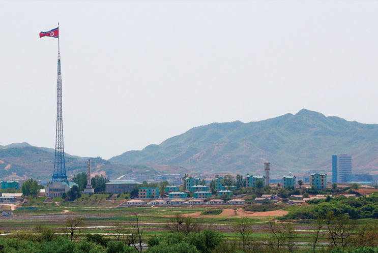 판문점 인근에서 바라본 북한 기정동 마을에 인공기가 바람에 펄럭이고 있다.