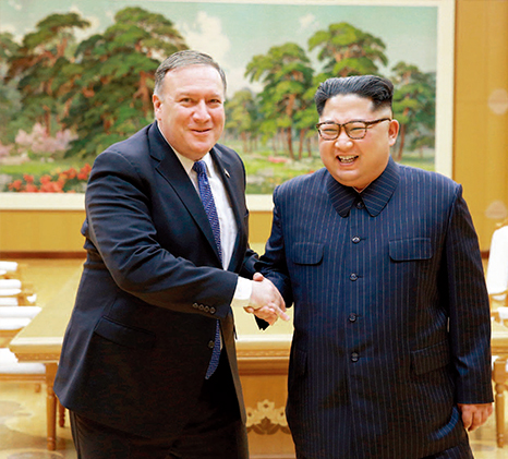 5월 9일 북한 평양에서 마이크 폼페이오 미국 국무장관을 만난 김정은 위원장은 “트럼프 대통령이 새로운 대안을 가지고 대화를 통한 문제 해결에 깊은 관심을 가진 데 사의를 표한다고”고 말했다고 조선중앙TV가 전했다.