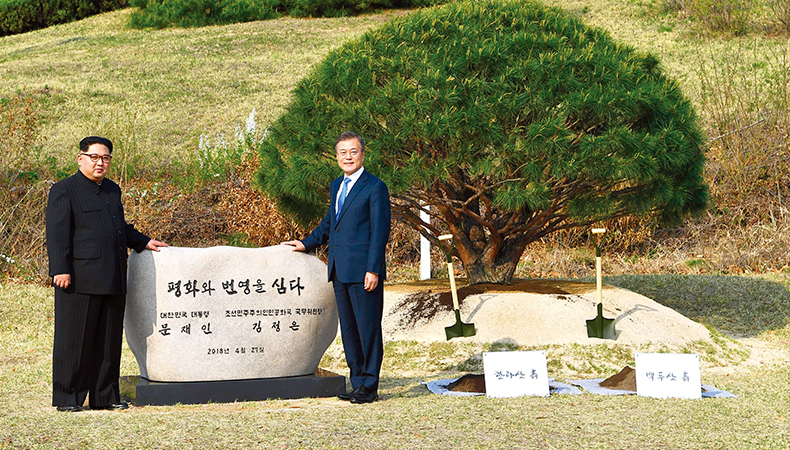 문재인 대통령과 김정은 위원장이 4월 27일 오후 판문점 평화의집에서 기념 식수를 하고 있다.