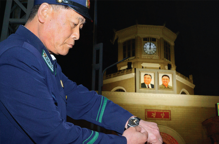 5월 5일 0시경 북한 평양역 시계탑 앞에서 고위 역무원으로 추정되는 한 남성이 손목시계의 시간을 30분 당겨 ‘서울 표준시’에 맞추고 있다.