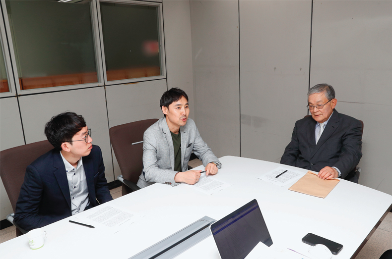 남북 학생회담운동 주역인 홍정국, 김중기, 황건 씨(왼쪽부터) 등 신· 구세대가 5월 15일 남북 학생운동의 의미를 되새기고자 한자리에 모였다.