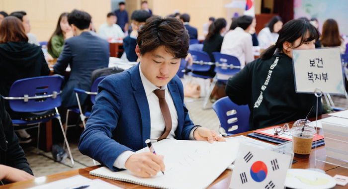 100여 명의 광주 지역 청년들은 남북 양측의 국방부, 국토교통부,교육부, 문화체육부, 보건복지부,외교부 등 6개 부처에 소속돼통일 한반도를 위한 각 분야별정책을 토론하고 논의하는시간을 가졌다.