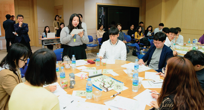 4월 28일 개최된 ‘제2회 청년원탁회의’에서 토론하는청년들의 모습 