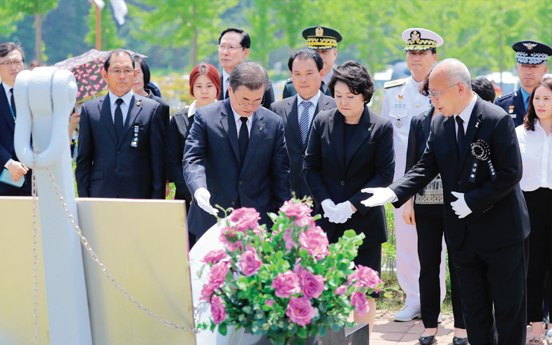 6월 6일 국립대전현충원에서 열린 제63주기 현충일 추념식에 참석한 문재인 대통령 내외가 현충원 내 천안함 46용사 묘역을 찾아 묘비를 둘러보고 있다. 