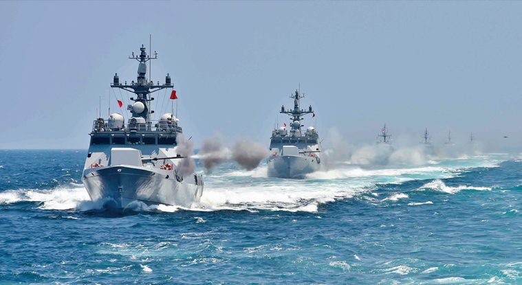 해군이 2016년 6월 16일 서해 북방한계선(NLL)에서 북한의 국지도발 가능성 등에 대비한 서해해상기동훈련에 돌입한 가운데 해군 함정들이 함포사격을 하고 있다. 