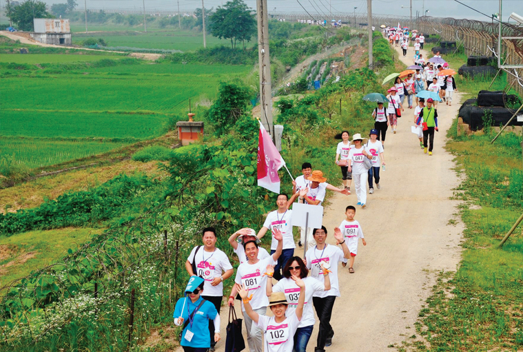 2015년 평화누리길 걷기 대회에 참가자들이 밝은 표정으로 경기 파주시 일원의 반구정길을 걷고 있다. .