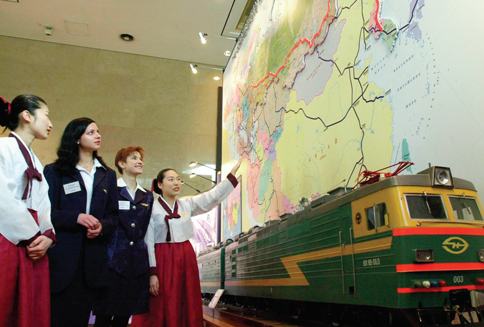 2001년 서울 프라자호텔 로비에 설치된 남북한과 러시아, 유럽을 잇는 대형 철도 지도. 머지않아 한반도 1일 생활권뿐 아니라 동북아 1일 생활권 시대가 열리게 될 것이다. 