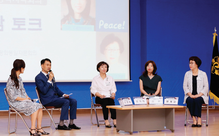 7월 20일 열린 충북지역회의에서 공감 토크를 진행하는 모습.