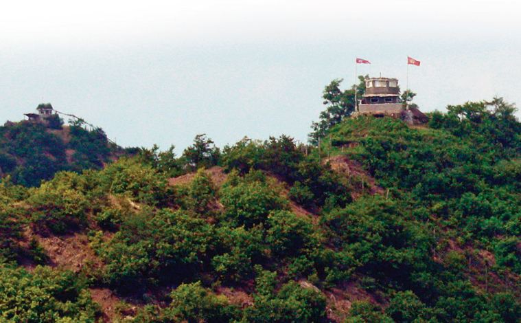 남한 측에서 바라본 북한군 초소에 게양된 인공기가 바람에 펄럭이고 있다.