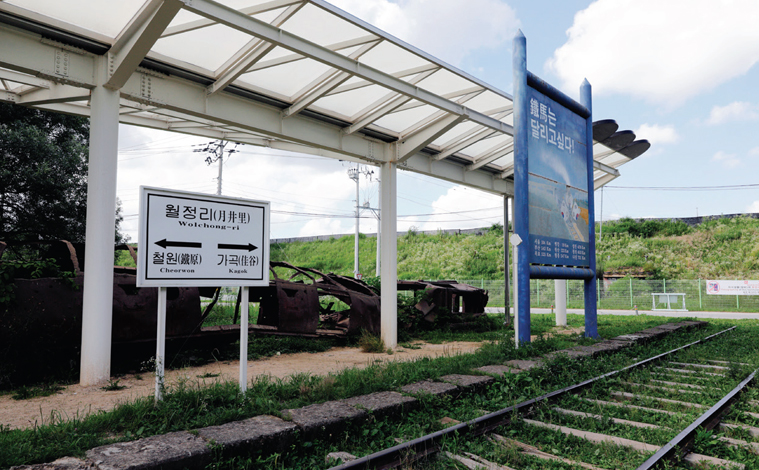 DMZ 철책선 바로 앞에 세워진 철원 평화전망대에서 북한 측을 바라보고 있는 관람객들.