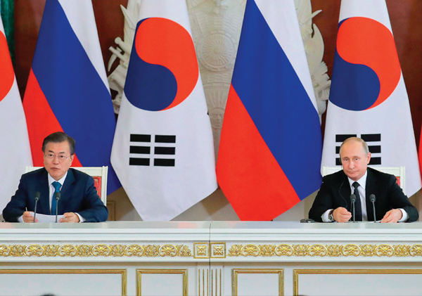 6월 22일 러시아를 국빈 방문한 문재인 대통령과 푸틴 러시아 대통령이 공동 기자회견을 하는 모습.