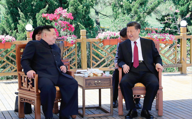 5월 8일 랴오닝성 다롄의 휴양지 방추이섬에서 이야기를 나누는 김정은 위원장과 시진핑 국가주석.