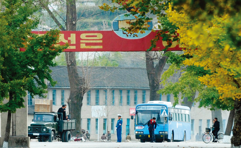 맛이 연하고 깨끗하며 거품성이 좋은 대동강 1번 맥주는 북한에서 인기가 가장 높다(위). 북한에선 캔맥주를 ‘떼기식 통맥주’라고 부른다. 대동강 떼기식 통맥주는 2017년부터 생산됐다.