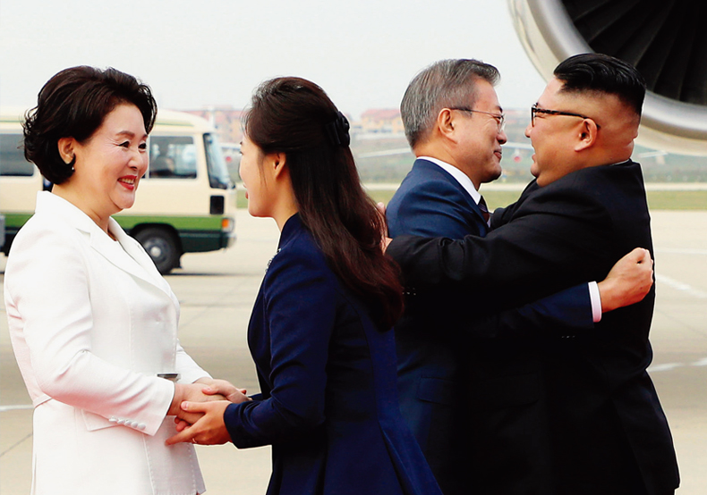 김정은 위원장이 6월 12일 싱가포르 북·미 정상회담에서 처음 대면한 트럼프 대통령의 왼팔을 잡고 친근감을 표시하고 있다.
