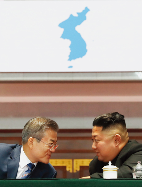 5월 8일 랴오닝성 다롄의 휴양지 방추이섬에서 이야기를 나누는 김정은 위원장과 시진핑 국가주석.