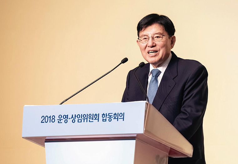 김덕룡 수석부의장이 7월 17일 개최된 광주지역회의에 참석해 격려사를 하고 있다.