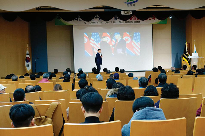 김덕룡 수석부의장이 7월 17일 개최된 광주지역회의에 참석해 격려사를 하고 있다.