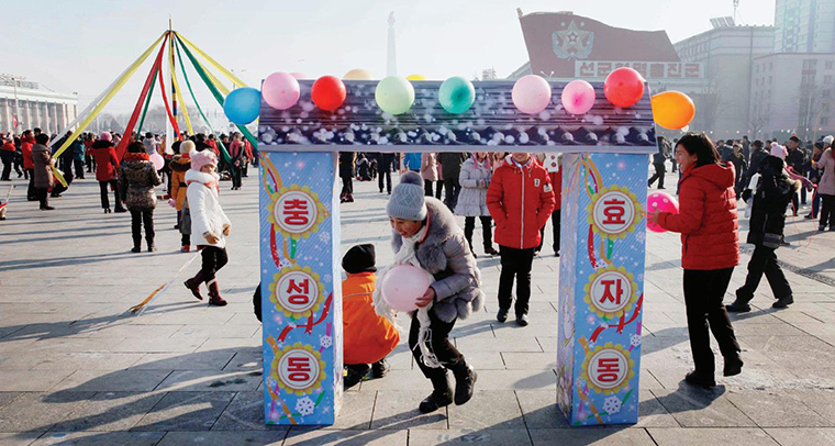 김덕룡 수석부의장이 7월 17일 개최된 광주지역회의에 참석해 격려사를 하고 있다.