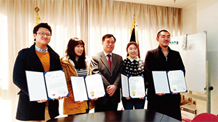 지난해 통일을 주제로 한 리포트 공모에서 우수작 수상자로 선정된 대학생들과 함께한 정 협의회장(가운데).