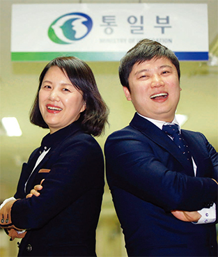 21 대 1의 경쟁률을 뚫고 통일부 정규직 공무원에 합격한 이경희(왼쪽) 씨가 함께 합격한 방금철 씨와 환하게 웃고 있다.