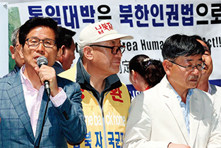 2015년 5월 5일 서울 광화문 동아일보사 앞에서 열린 ‘북한 인권법 제정 촉구를 위한 화요집회’에서 최초의 북한 인권법 발의자인 김문수 전 경기지사가 모두발언을 하고 있다. 이러한 노력이 쌓여 여야 합의로 북한 인권법이 국회를 통과했다.