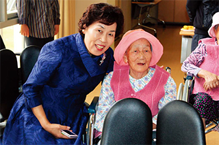 담양군 노인복지관에서 봉사활동 중인 한만순 협의회장.