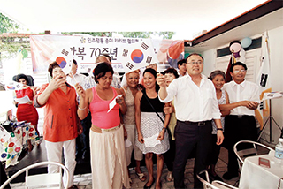 지난해 쿠바 한인문화원 개원 행사에서 한인 후손들과 함께한 오병문 협의회장. 