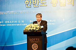 기조연설을 하는 배정호 민주평통 사무처장.