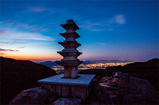경주 시내의 야경과 붉은 저녁노을을 감상하기 좋은 곳에 우뚝선 늠비봉 오층석탑.