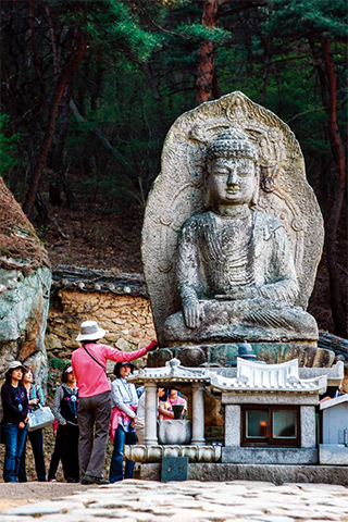 듬직하고도 단아한 자태의 미륵곡 석불좌상. 동남산 보리사에 있다.