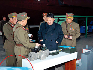 2013년 3월 1501부대를 방문한 김정은. 1501부대는 무인기 등 첨단 군사장비 제작을 지휘하는 곳으로 알려져 있다. 김정은과 야전군이 어떤 관계를 맺느냐에 따라 북한 정변 가능성은 결정된다.