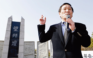 호소문을 낭독하는 정기섭 개성공단기업협회장.