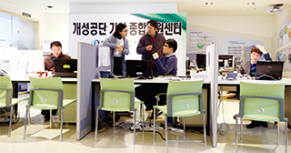 개성공단 전면 중단 직후 정부가 마련한 개성공단 기업 종합지원센터. 재가동 가능성이 낮은 탓인지 분위기가 밝지 않다.