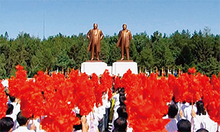 노동당 창건 70주년(2015년 10월 10일)을 앞두고 평남 남포에서 열린 김일성·김정일 부자 동상 제막식. 북한은 강계, 함흥 등 주요 도시에도 이 같은 부자 동상을 세웠다. 김정은으로 이어지는 체제를 강화하기 위해서이다. 북한조선중앙TV 화면 캡처