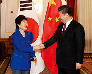 박근혜 대통령이 시진핑 중국 주석을 만나 악수하고 있다.